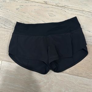 LULULEMON 2.5 INCH SIZE 2 HOTTY HOT SHORTS (low rise)!!
